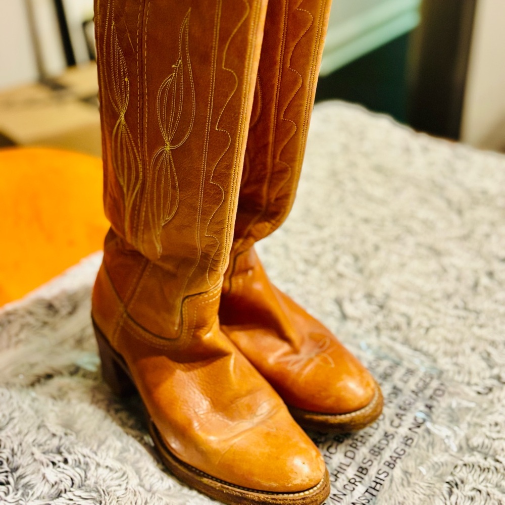 Frye brand women’s Western/cowboy boots in brown leather. 2.5’ heel. Pre-owned.